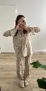 Rosa gilet en Jade pantalon.webp
